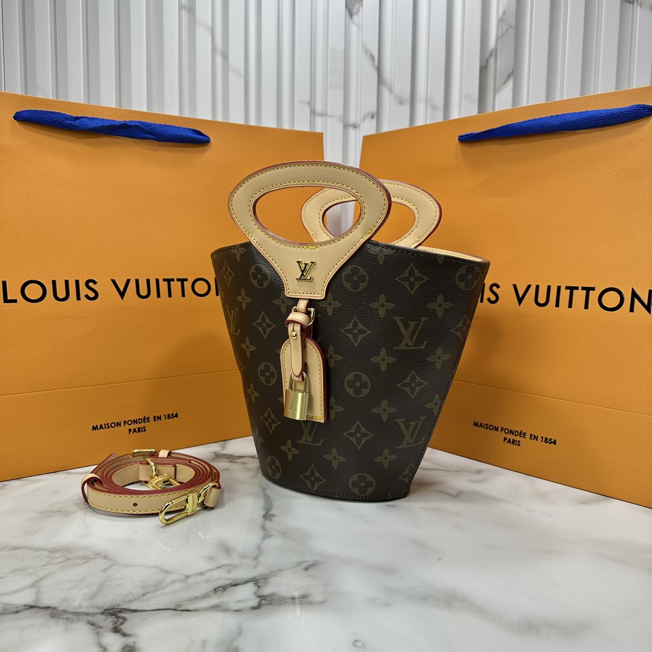 ORI หนังแท้ | LV Rivage BB Spring-Summer 2025 / LV Bucket Bag ใหม่ล่าสุด กระเป๋าสะพายทรงบัคเก็ต จัดเต็มาสุดปัง ทรงสวยทรงใหม่โดดเด่นด้วยหูจับในตัวที่ออกแบบใหม่ได้เก๋ลัคชูมาก