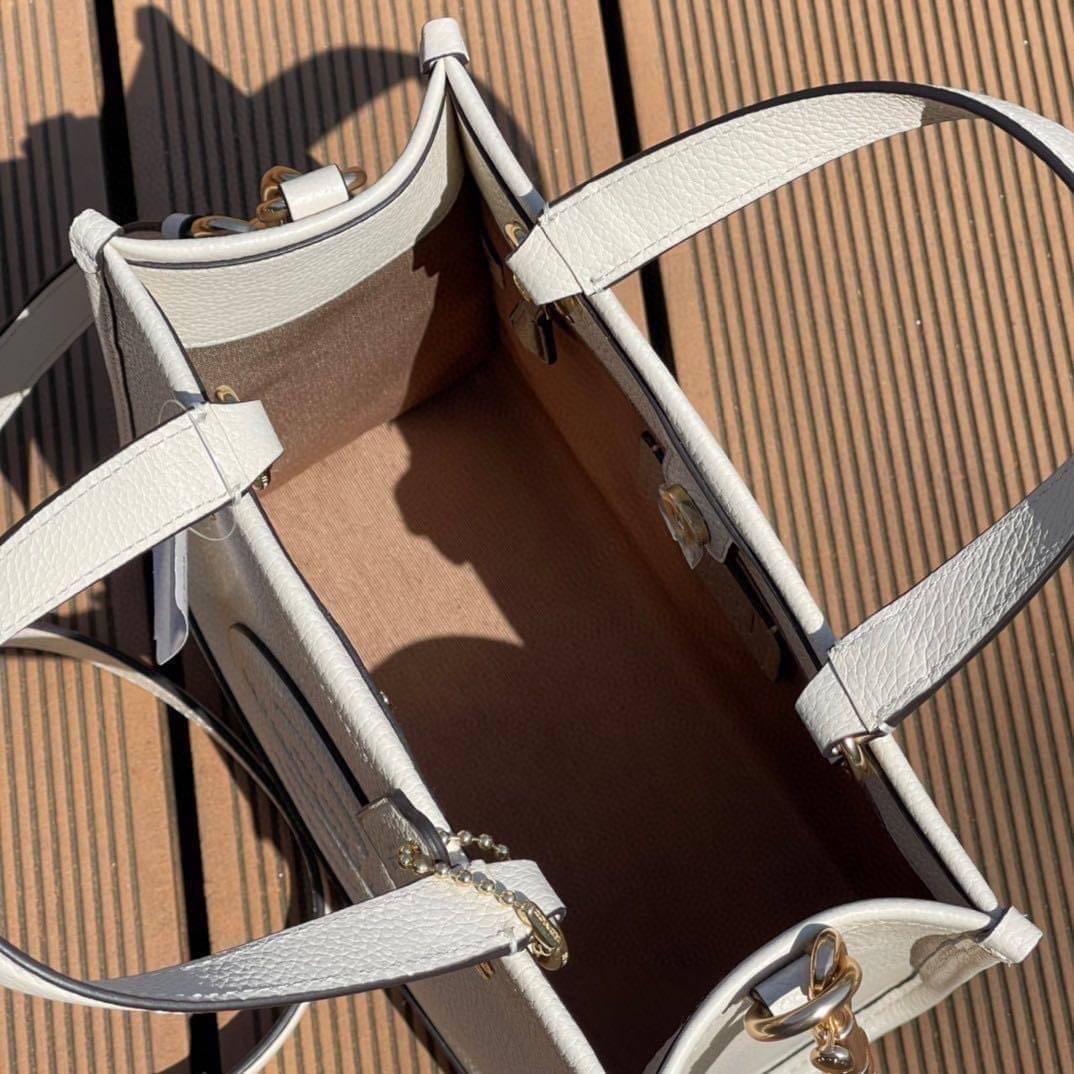 ใหม่ล่าสุด อดใจยังไงไหว COACH Dempsey Field Tote 22 C5268 โทนสีขาวล้วน ดำล้วน สุดคลาสสิก พร้อมส่งความสวยที่ไทยค่ะ! กระเป๋าทรง Tote ขนาดพอเหมาะลำตัว พกพาง่ายสะดวกได้กับทุกๆวัน ด้านหน้าปั้มโลโก้แบรนด์ตัวใหญ่สวยค่ะ;เปิดปิดกระเป๋าแบบกระดุมแม่เหล็ก ภายในใส่กระ