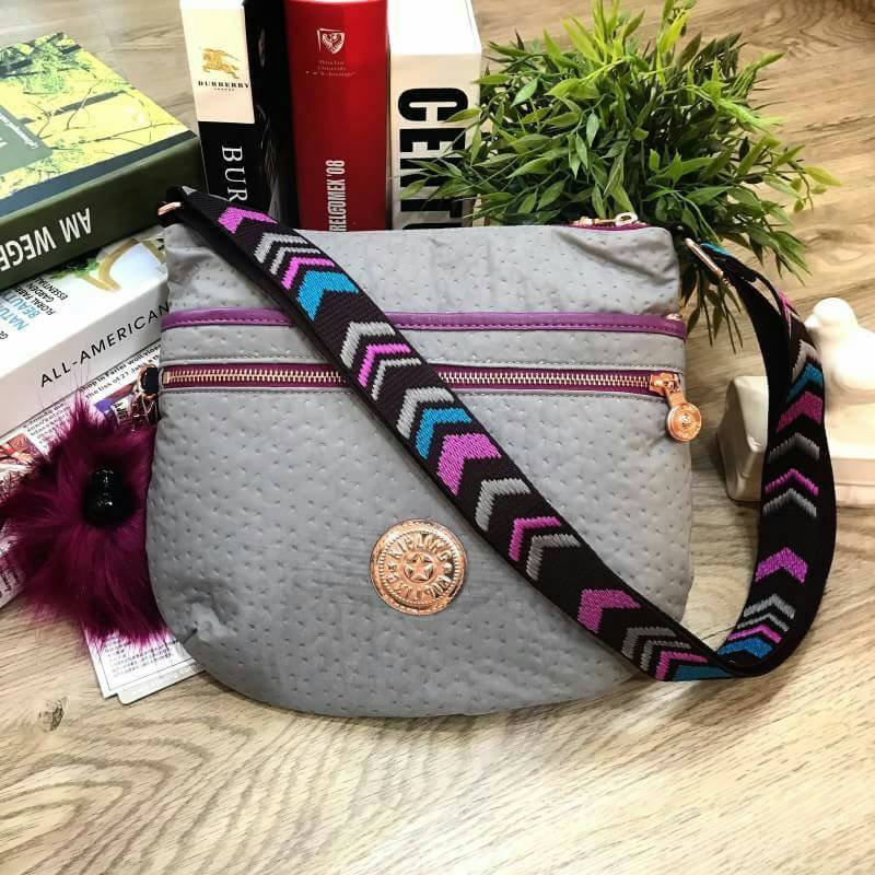KIPLING ART O SHOULDER BAG กระเป๋าสะพายวัสดุ Nylon+Polyester 100% เปิดปิดด้วยซิปสะดวกใช้หัวซิปเเบรนด์ ภายในมีช่องซิป ช่องใส่มือถือ และสายคล้องพวงกุญแจ ด้านหน้ามี 2 ช่องซิป ด้านหลังมี 1 ช่องซิป สายสะพายยาวเลื่อนปรับได้จะสะพายข้างหรือ Crossbody ฿ก็ดูดี มาพร