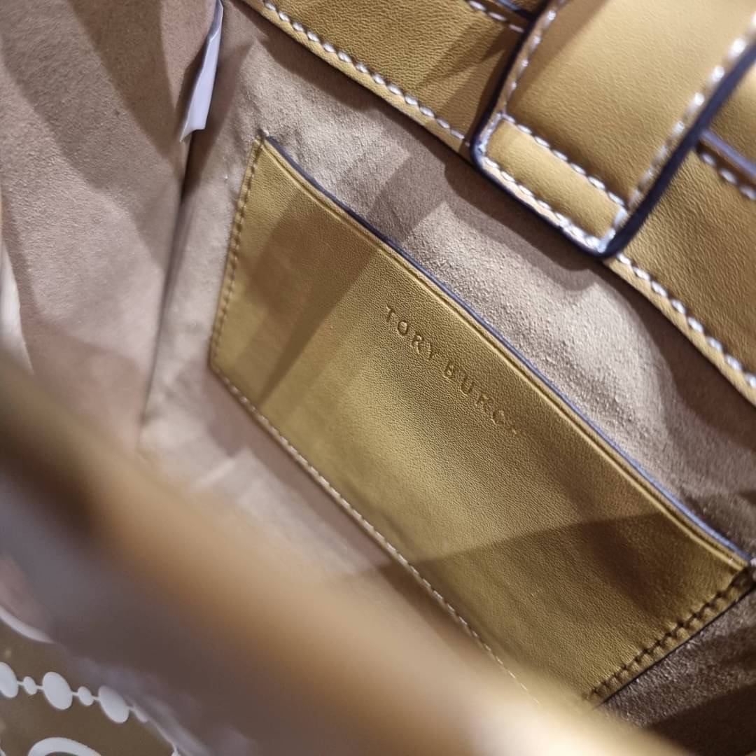 TORY BURCH T MONOGRAM EMBOSSED MINI TOTE สุดหรูกับกระเป๋าสะพายทรงโท้ท ไซส์มินิ ที่สร้างความหรูหราให้ตัวกระเป๋าด้วยดีเทลลายนูน แต่งแต้มลวดลายเอกลักษณ์ สีลูกคุณมากๆ!! วัสดุหนังแท้ ผิวสัมผัสดี ปากกระเป๋ามีแถบแม่เหล็กกันของหล่นได้ ภายในโล่ง ใส่ของจำเป็นได้ โท