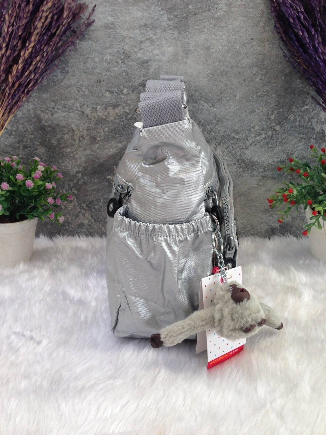 KIPLING Shoulder Bag (K25511) Outlet Hongkong กระเป๋าสะพาย วัสดุ nylon คุณภาพดี กันน้ำ ตามแบบฉบับแบรนด์ แบ่งเป็นช่องซิป 5 ช่อง สามารถใส่ไอแพด กระเป๋าสตางค์ใบยาว และมือถือได้ทุกรุ่นค่ะ จุคุ้มมากๆ น้ำหนักเบา สายสะพายปรับได้ จะสะพายไหล่ หรือ crossbody ได้สบา