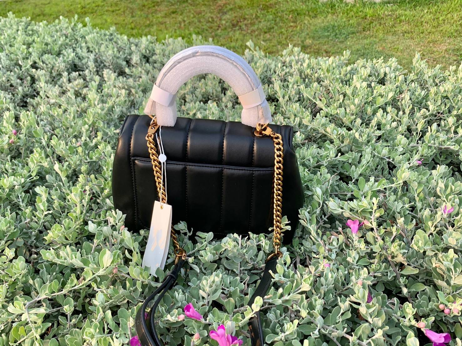 TORY BURCH KIRA QUILTED SMALL BAG พร้อมส่งที่ไทย ไม่ผิดหวังแน่นอนค่ะ! กระเป๋าหิ้วหรือสะพายข้างได้ วัสดุหนังแกะแท้ทั้งใบ ((หนังแกะจะมีคุณภาพดีเงานิ่มและแพงกว่าหนังวัวจ้า)) หนังนิ่มสวยงามมากๆค่ะ เปิดปิดกระเป๋าแบบหมุนล็อคแบบโลโก้แบรนด์ ใช้อะไหล่คลาสสิคดูหรูเ