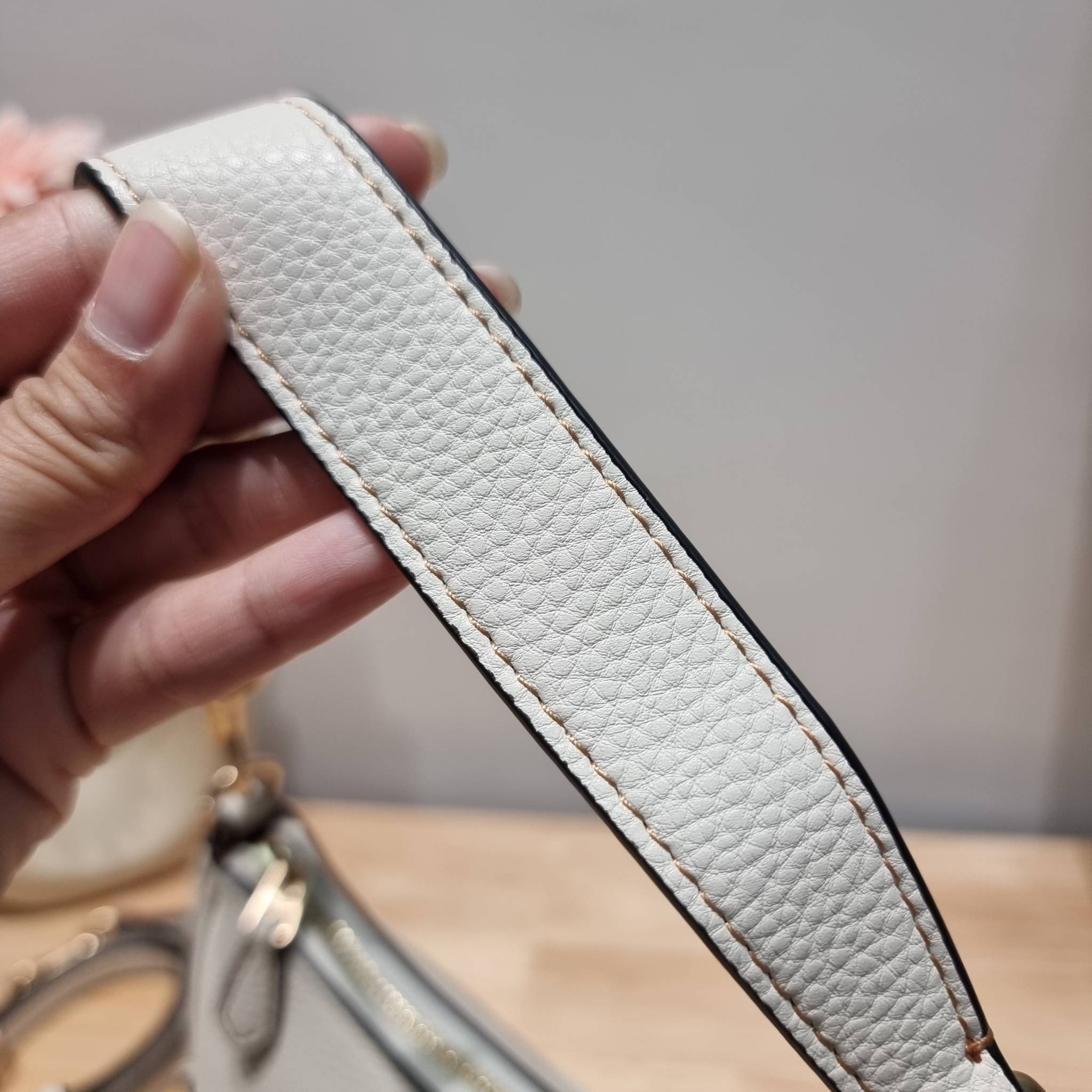 Coach X Peanuts Teri Shoulder Bag With Snoopy And Friends Motif CE861 คอลเลคชั่นสุดคิ้วท์ ไม่ให้ช้อปยังไงไหว!! กับกระเป๋าสะพายไหล่กึ่งทรงพอช พร้อมเสิร์ฟความสวยถึงบ้านไปเลยก่อนใคร แบบไม่ต้องพรีฯ ด้วยดีไซน์ลวดลายกาน์ตูนยอดฮิต มาพร้อมสายสะพาย 2 เส้น