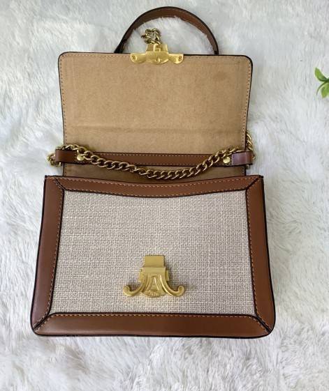 CELINE TRIOMPHE BAG VIP GIFT WITH PURCHASE (GWP) พรีเมี่ยมกิ๊ฟ Limited Edition จาก CELINE PERFUME DUTYFREE COUNTER วัสดุ Textile Canvas & CalfSkin ดีไซน์ทรงสี่เหลี่ยมผืนผ้า อะไหล่ทอง ด้านหน้าปักโลโก้แบรนด์เด่นชัด ด้านหลังมีช่องสำหรับใส่ของอีก 1 ช่อง สายสะ