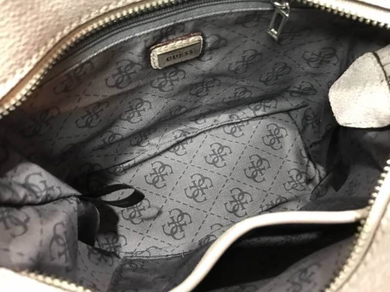 GUESS SAFFIANO MINI CROSS BODY BAG กระเป๋าถือหรือสะพายรุ่นใหม่ล่าสุดจาก GUESS หนัง Saffiano ลาย GUESS สวยหรูอยู่ทรงสไตล์ PRADA ขนาดกำลังดี น้ำหนักเบา ด้านหน้าประดับโลโก้แบร์น พร้อมพวงกุญแจโลโก้แบรนด์ห้อยที่หูกระเป๋าสามารถถอดเเยกใช้ได้ เปิดปิดด้วยซิปสะดวกใ