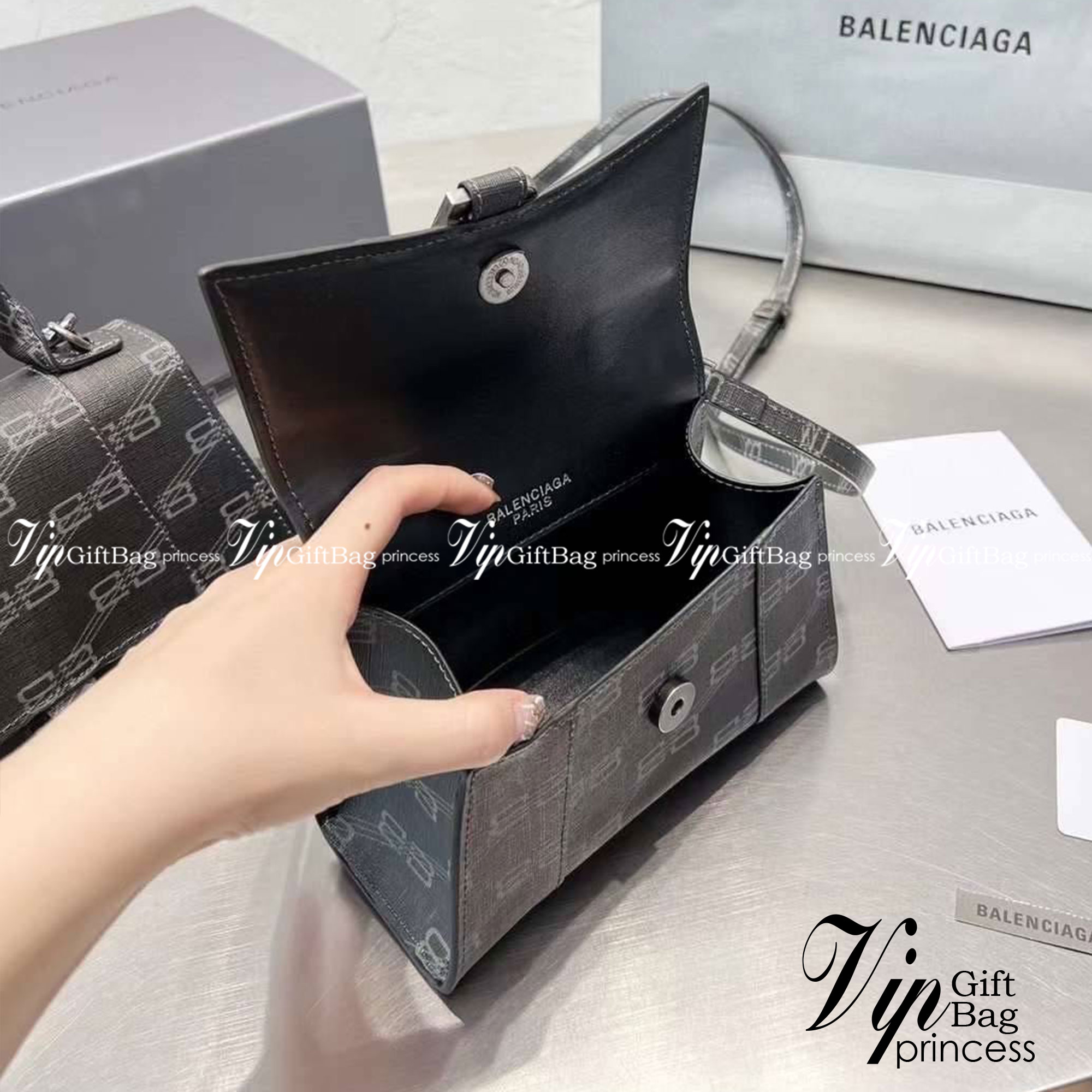 BALENCIAGA Hourglass BB Monogram top-handle tote bag กระเป๋าสะพายแบรนด์หรูซิกเนเจอร์ใบล่าสุด ที่มาพร้อมดีไซน์โดดเด่น มีความโฉบเฉี่ยว โค้งมนเหมือนพระจันทร์เสี้ยว เพิ่มความโดดเด่นสะดุดตาด้วยการตกแต่งอักษร B เมทัลลิก ที่เป็นเอกลักษณ์แบรนด์ งานจริงสวยงามตามรู