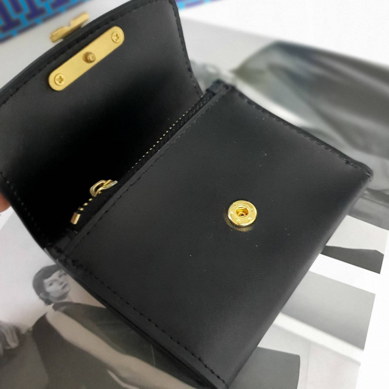 ของแท้ 💯% TORY BURCH SMALL WALLET กระเป๋าสตางค์สุดคลาสสิค ใบจิ๋วขนาดกำลังน่ารัก พกพาง่าย วัสดุหนังแท้ ประดับโบโก้ทอง