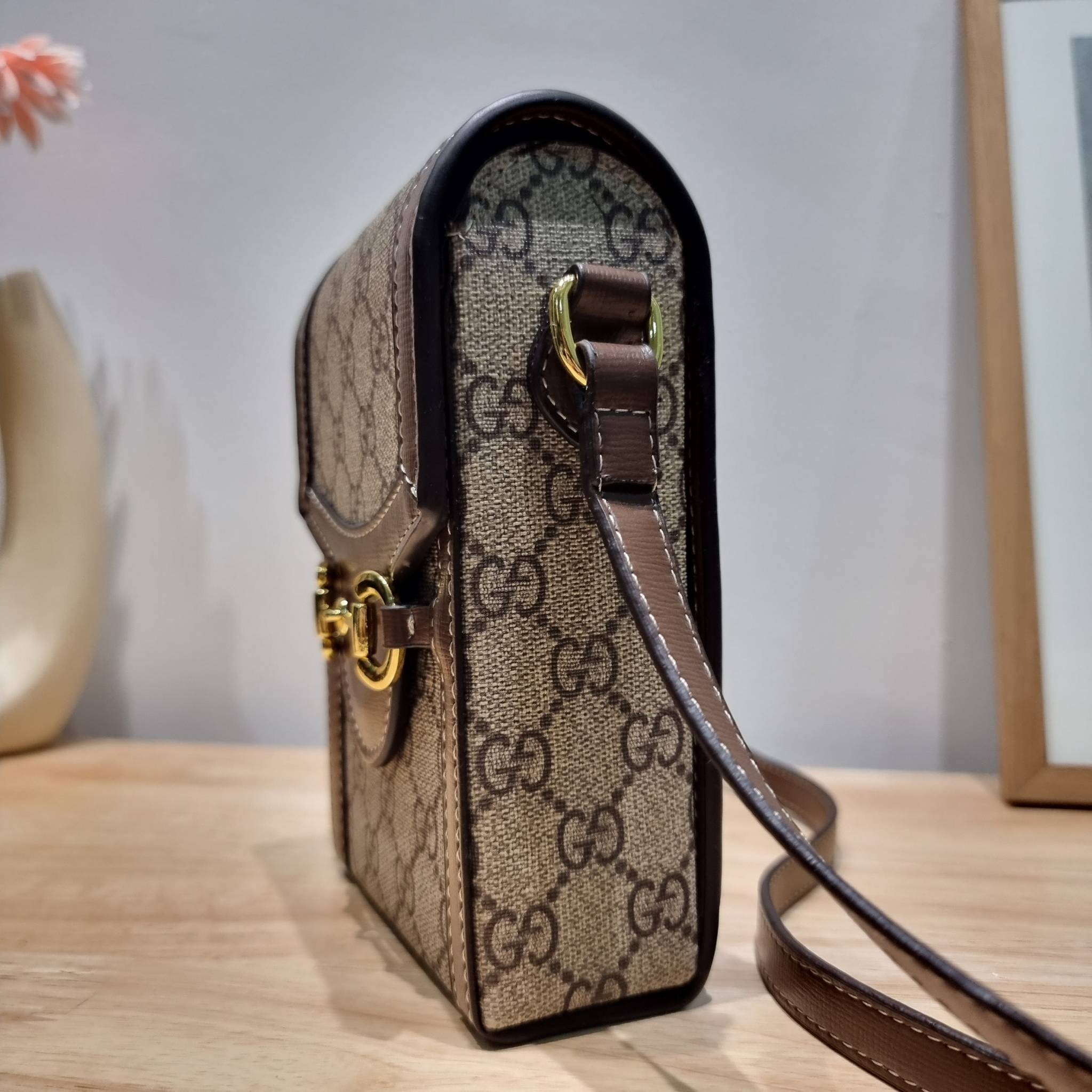 Set 3 ชิ้น Gucci Horsebit 1955 mini bag / Gucci Phone Bag box set ชวนสะสม ใครมองหาของขวัญอยู่ เซ็ทนี้จัดว่าเลิศมาก! กับการจับเอารุ่นยอดฮิต มามิกซ์รวมกับไอเท็มสุดคุ้มของมันต้องมี!! จัดเรียงให้อยู่ในกล่อง box set ลิมิเต็ด ที่มีทั้งแว่นตา gentle monster แบรน