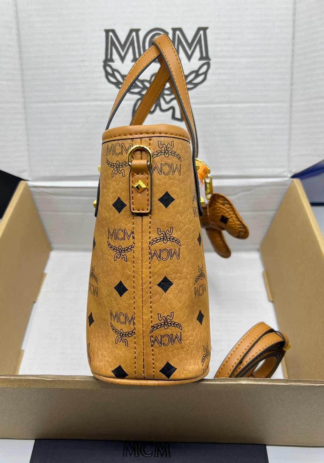 M.C.M Mini Anya Top Zip Shopper in Visetos กระเป๋าทรงโท้ท พร้อมพวงกุญแจน้องหมาห้อย พิมพ์ลายสวยงาม เกรดท็อปออริ 1:1 สลับแท้