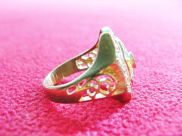 สินค้าจองค่ะ แหวนยันต์8ทิศ(โป๊ยข่วย)เนื้อทองเหลืองล้อมเพชรค่ะ