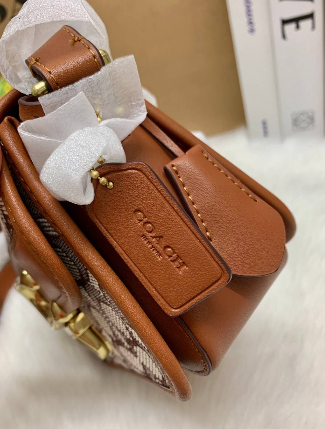 COACH STUDIO SHOULDER BAG 19 IN SIGNATURE JACQUARD ((C7937)) พร้อมส่งที่ไทย ยังไงต้องมีแล้วล่ะสาวๆๆ กระเป๋าสะพายแบบครอสบอดี้ร์ วัสดุJacquard ทอลายแบรนด์+หนังแท้ ได้ลงตัว ลุคคลาสสิค ดูดีมากๆค่ะ ด้านหน้าประดับด้วยโลหะโลโก้แบรนด์ตัวใหญ่ หรู พร้อมที่เปิดปิดแบ