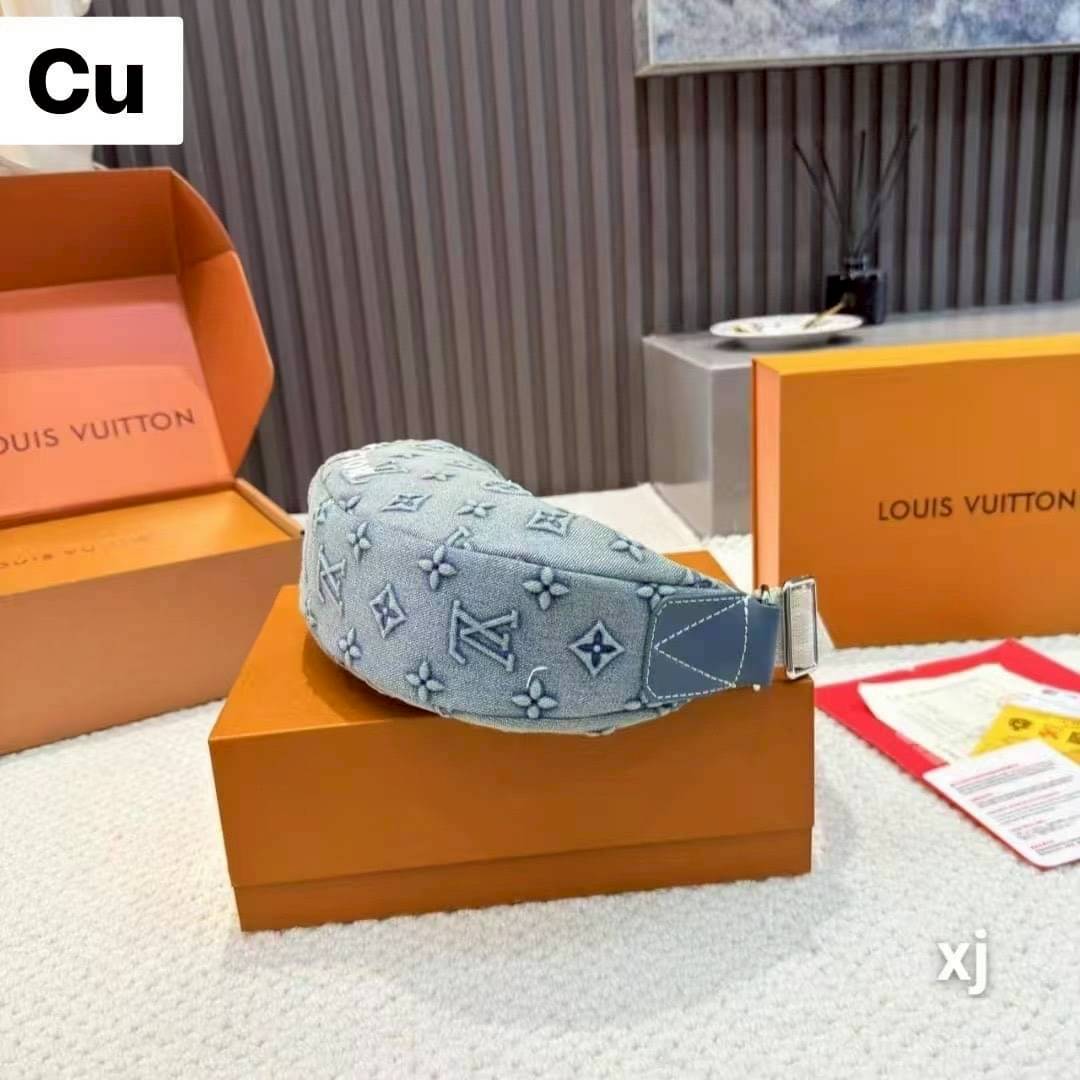 LV Hamac Bag PM Washed Denim Bag กระเป๋าสะพายทรงคลาสสิคใช้งานง่าย เอาใจหนุ่มๆและสาวๆสุดเท่ห์ แต่งตัวอักษรแบรนด์ที่ตัวกระเป๋าสวยโดดเด่นในดีไซน์เดนิมคมชัด กับอีกหนึ่งไอเท็มที่กำลังเป็นที่นิยม