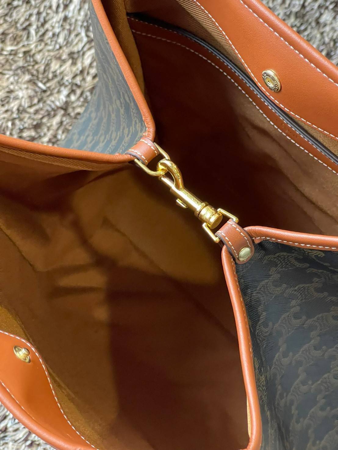 Celine Medium shopping bag in Triomphe canvas มาในรูปแบบ กระเป๋า Shopping Bag ใบสวยสง่า เป็นกระเป๋าดีไซน์เรียบง่าย แมตช์ได้กับทุกชุด ผลิตจากผ้าแคนวาสชนิดพิเศษซึ่งโดดเด่นด้วยลายเอกลักษณ์ของ Triompe เป็นใบที่เหมาะกับการใช้ประจำวันเป็นอย่างมาก ด้วยรูปทรงสี่เ