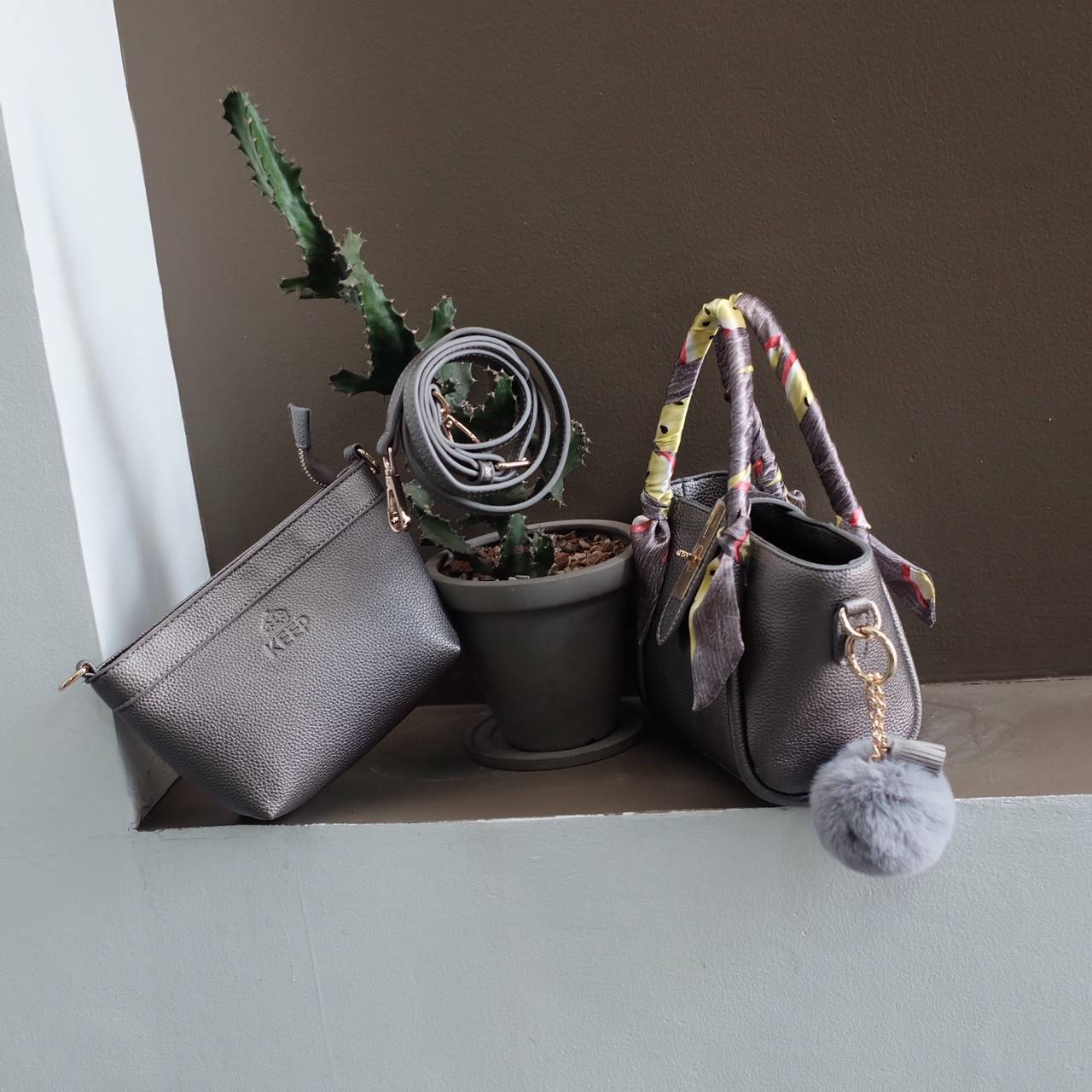 กระเป๋าทรงน่ารักๆ รับ Summer นี้เลยค่า KEEP ‘ Basket ‘ Handbag > ทรงน่ารัก (ราคานี้แถม ปอมๆ และผ้าพันหูกระเป๋าให้ 2 ผืน เข้า Set ) > มีใบเล็กด้านใน ให้อีก 1 ใบ สามารถเอาออกมาใช้สะพายได้ ( เหมือนซื้อ1ได้2 ) >น้ำหนักเบา ใบเล็กกะทัดรัด เหมาะกับ Summ