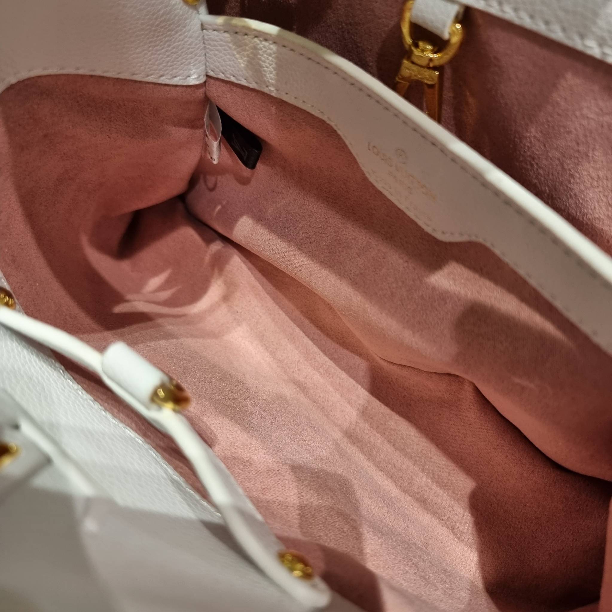 LV capucines top handle ที่สุดของความสวยในราคาเบาๆ กระเป๋าถือสุดหรู ดีไซน์ทรงคลาสสิค พร้อมลวดลายหรูหรา มาพร้อมหูจับในตัว ด้วยรูปทรงวินเทจและวัสดุหนังแท้ ขับผิว ทำให้ไอเท็มนี้สะกดทุกสายตาจริงๆ และยังมีลูกเล่นที่ฝาปิดกระเป๋า ที่สามารถปิด หรือสอดด้านใน ก็เห็