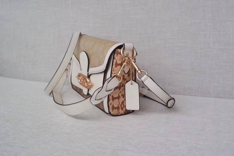 COACH SMALL JADE SHOULDER BAG IN BLOCKED SIGNATURE CANVAS (COACH 2723)🌹 สวยหรู ดูแพงมากๆ กับรุ่นนี้ วัสดุหนังแท้ ผสมแคนวาสอย่างดี หนังนิ่มมากๆ ด้านข้างเป็นหนังลายงูสังเคราะห์ ทรงสวยมากๆ มีสายให้ 2 เส้น สายสั้น และสายยาว ถอดได้ทั้ง 2 สาย จะถือเป็นค