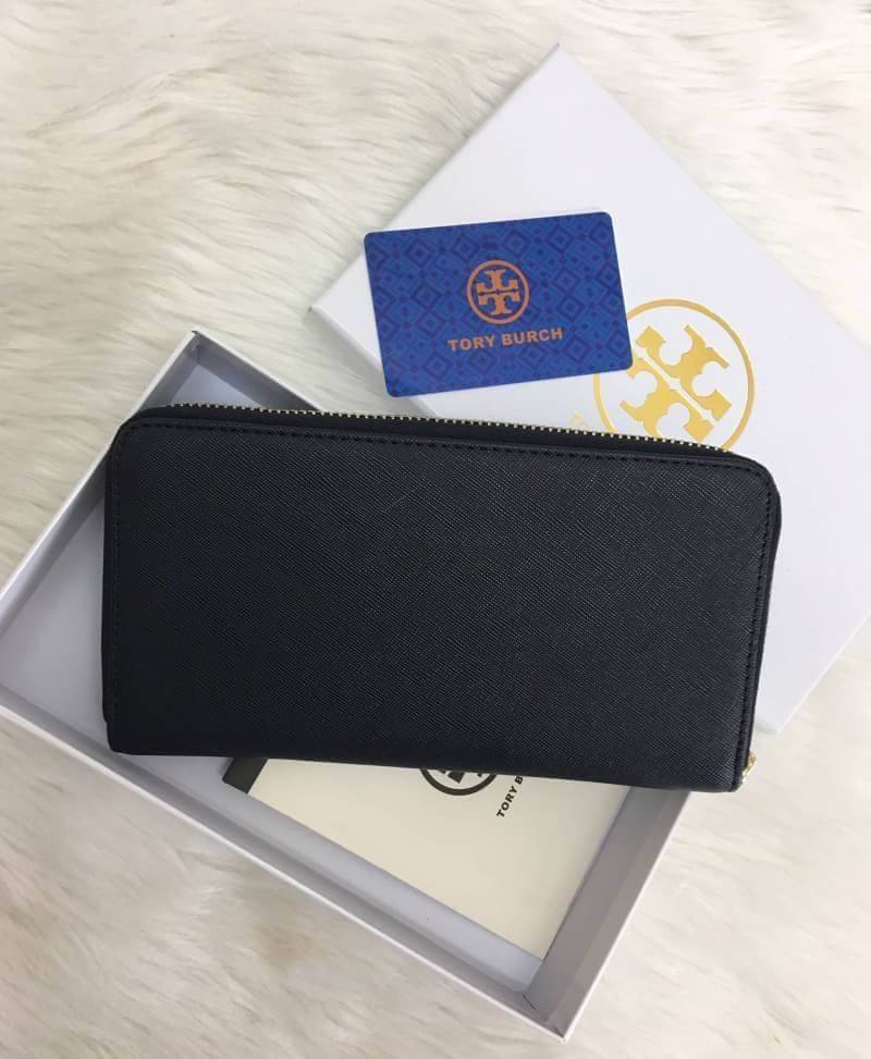 NEW TORY BURCH LONG WALLET BAG กระเป๋าสตางค์ใบยาว ซิปรอบ หนังซาฟเฟียโน่ ด้านหน้าติดโลโก้แบรนด์ เปิดปิดกระเป๋าแบบซิป หัวซิปแบรนด์นะค่ะ ด้านในแบ่งสามช่อง มีช่องซิปกลาง ช่องหน้าหลัง ใส่ธนบัตร และบัตรต่างๆได้ถึง 8 ใบนะค่ะ. ซัปในตีลายแบรนด์ สวยหรูที่สุด