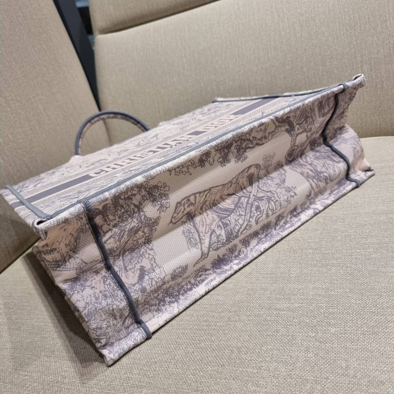 VIP 】HOT ARRIVAL!! DIOR CD SHOPPING BAG WITH GWP กระเป๋าทรงช้อปปิ้งใบใหญ่ จุใจ!! พรีเมี่ยมกิ๊ฟรุ่นดับเบิ้ลฮอต ดีไซน์คลาสสิควินเทจ สวยหรู วัสดุผ้าแคนวาสลายกราฟฟิค ภายในโล่งกว้างมากๆ ใส่ของจุสุดๆ โน้ตบุ้ค ไอแพด กระเป๋าสตางค์ มือถือ หรือเสื้อผ้ายังได้ สะพายค