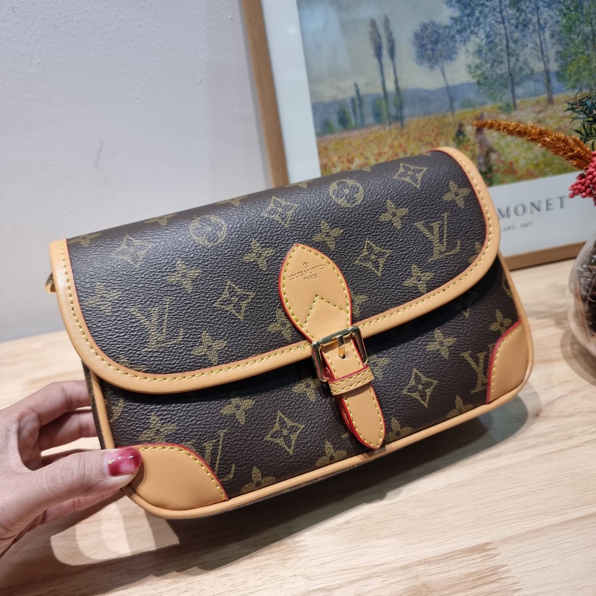LV Diane Monogram Bag / LV multi handbag กระเป๋ามัลติฟังก์ชั่นสุดคุ้ม ดีไซน์ออกมาน่ารักน่าใช้มากๆ วัสดุหนังแคนวาส มีสายมาให้ถึง 2 แบบ สายหนังคล้องไหล่ได้ และสายสปอร์ตครอสบอดี้ได้ ปรับเปลี่ยนใช้ตามลุคแต่ละวันได้เลย