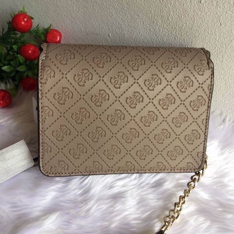 Guess Rayna Logo-Embossed Mini Crossbody กระเป๋าสะพายข้างทรง ครอสบอดี้ วัสดุหนัง pu ปั้มลาย Signature รอบใบรวมถึงสายยาว สวยตั้งอยู่ทรง ด้านหน้ามีโลโก้แบรนด์ เปิดปิดด้วยฝาปิดกระดุมแม่เหล็กซับในลายแบรนด์ มีช่องใส่บัตร ใส่มือถือ ของใช้จุกจิกได้เยอะ น้ำหนักเบ