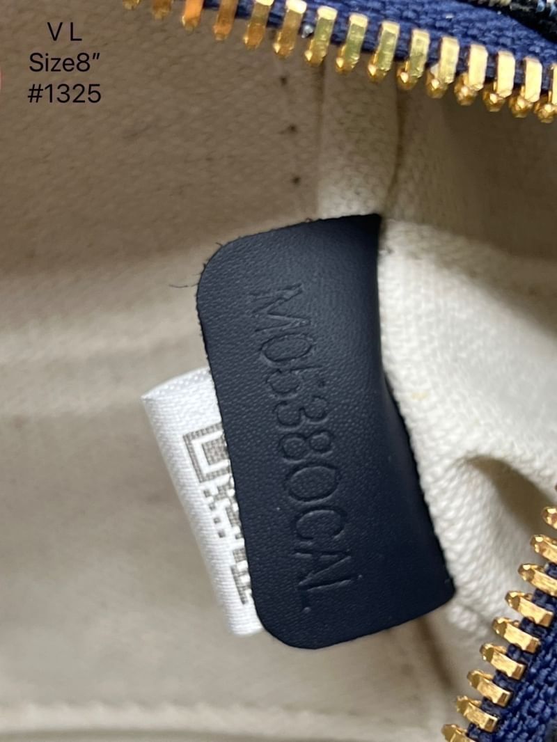 DIOR Groove 20 Bag Oblique Jacquard กระเป๋าสะพายทรงบอสตันทันสมัยและสง่างาม ใช้งานได้ทั้งแบบสะพายไหล่หรือสะพายแบบครอสบอดี้ เหมาะเป็นไอเทมคู่ใจในชีวิตประจำวัน