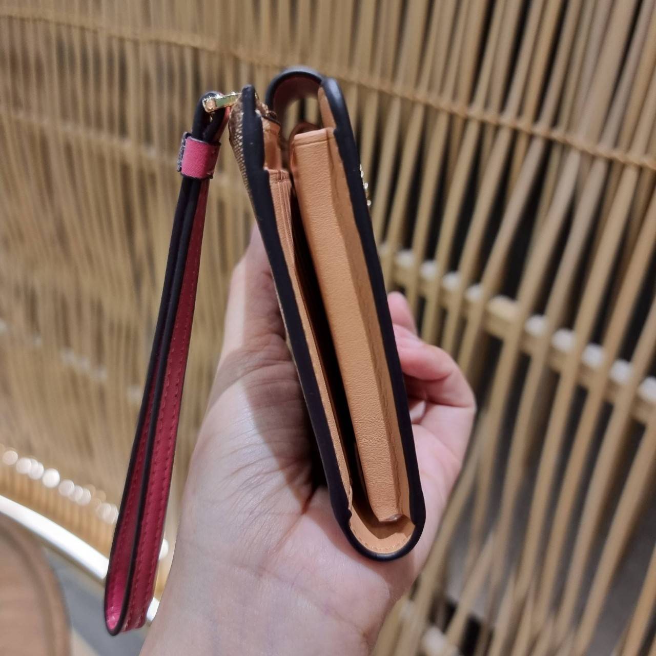 พร้อมส่ง 7 สี COACH C2874 TECH WALLET IN COLORBLOCK SIGNATURE CANVAS จัดให้สีใหม่ก่อนใคร!! ดีไซน์ใหม่ คอลเลคชั่นสวยหรู กระเป๋าสตางค์พร้อมสายคล้องมือ ง่ายต่อชีวิตมากจ้า!! มันดีอะไรเบอร์นี้ ใส่ได้ทั้งบัตร และโทรศัพท์ก็ใส่ได้ทุกรุ่น แถมยังมีช่องซิปแยกไปอีก ช