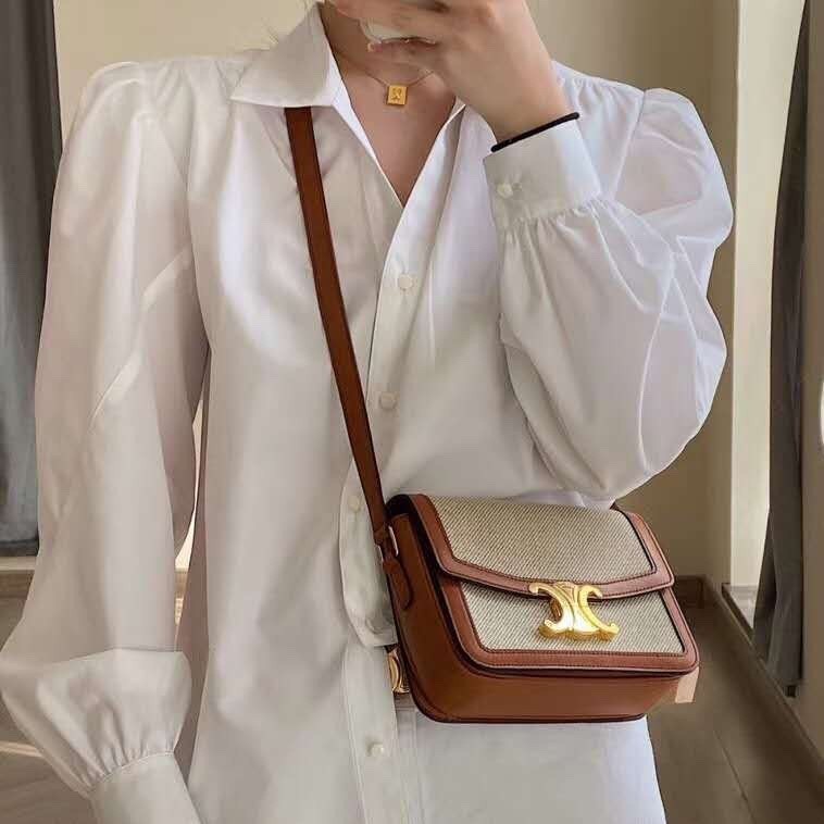 พร้อมส่งรุ่นขายดี!! CELINE CROSSBODY VIP GIFT WITH PURCHASE GWP กระเป๋าพรีเมี่ยมกิ๊ฟ Limited จาก PARFUME DUTYFREE COUNTER สวยอยู่ทรงเปิดปิดด้วยตัวล้อคด้านหน้า ภายในมีช่องใส่ของหลัก พร้อมช่องซิป ใส่กระเป๋าสตางค์กลาง + มือถือได้ ทรงนี้กำลังมาแรงมาก แมชต์ลุค