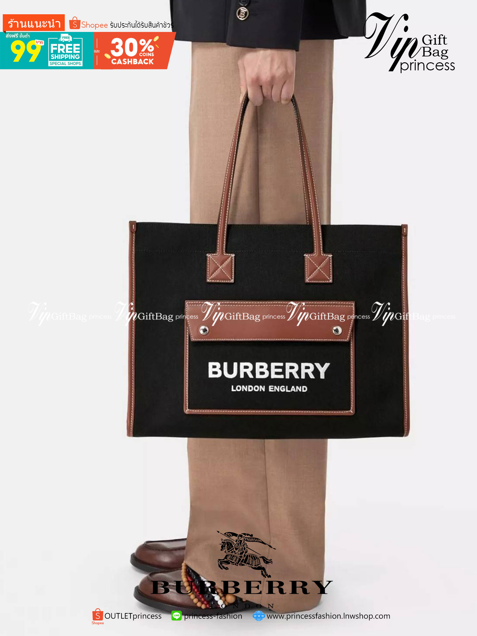 BURBERRY FRAGRANCES LARGE TOTE BAG วัสดุ Canvas & Leather ทรงเหลี่ยมมาในสี TwoTone ดีไซน์สวยอยู่ทรงสไตล์ Casual ด้านหน้ามีช่องใส่ของ ภายในโล่งกว้างและจุสุดๆสามารถใส่เอกสารA4 หนังสือ ของใช้ได้เยอะ น้ำหนักเบา อะไหล่แบรนด์สีทองหรู หูหิ้วหนังสะพายไหล่ได้ พร้อ