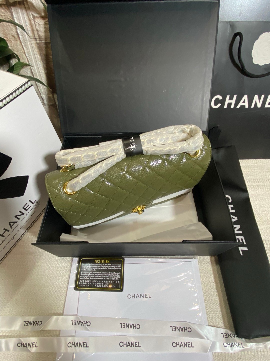 CHANEL Classic Medium Flap Bag กระเป๋าสะพายคลาสสิกรุ่นยอดนิยมตลอดกาล ดีไซน์เรียบหรูหราขับผิว งานหนังแท้สวยมาก มีอะไหล่เงินและทอง สุดยอดเดอะเบสท์ไอเท็ม