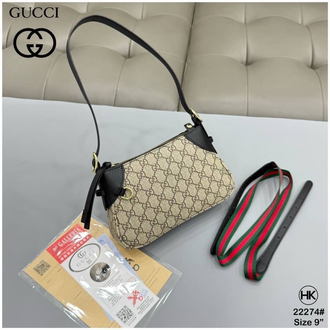 GUCCI GG Emblem small shoulder bag กระเป๋าสะพายคอลใหม่ทรงพอช ได้รับแรงบันดาลใจจากโลกแห่งการขี่ม้าดีไซน์คลาสสิคคงความเอกลักษณ์ สะพายไหล่ได้อย่างสง่างาม ขนาดน่าใช้มากๆ