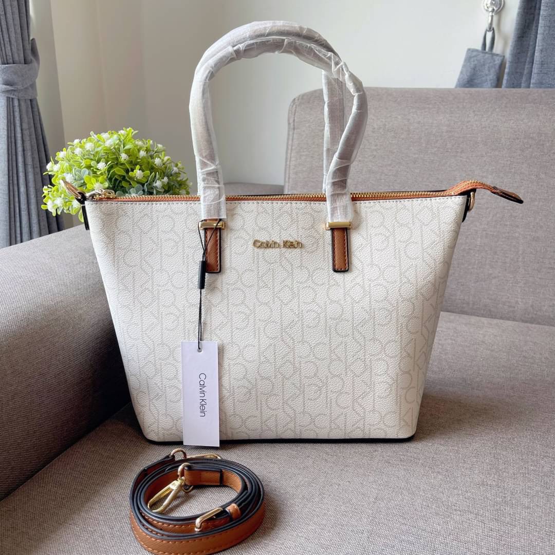 CALVIN KLEIN TOTE BAG กระเป๋าทรงช้อปปิ้งจากแบรนด์ Calvin Klein หนังดี ทรงสวยมากกมา พร้อมกับสายสะพายหนัง ถอดได้ ปรับระดับได้ เปิดปิดด้วยซิปบน ภายในโล่งกว้างซับในอย่างดี