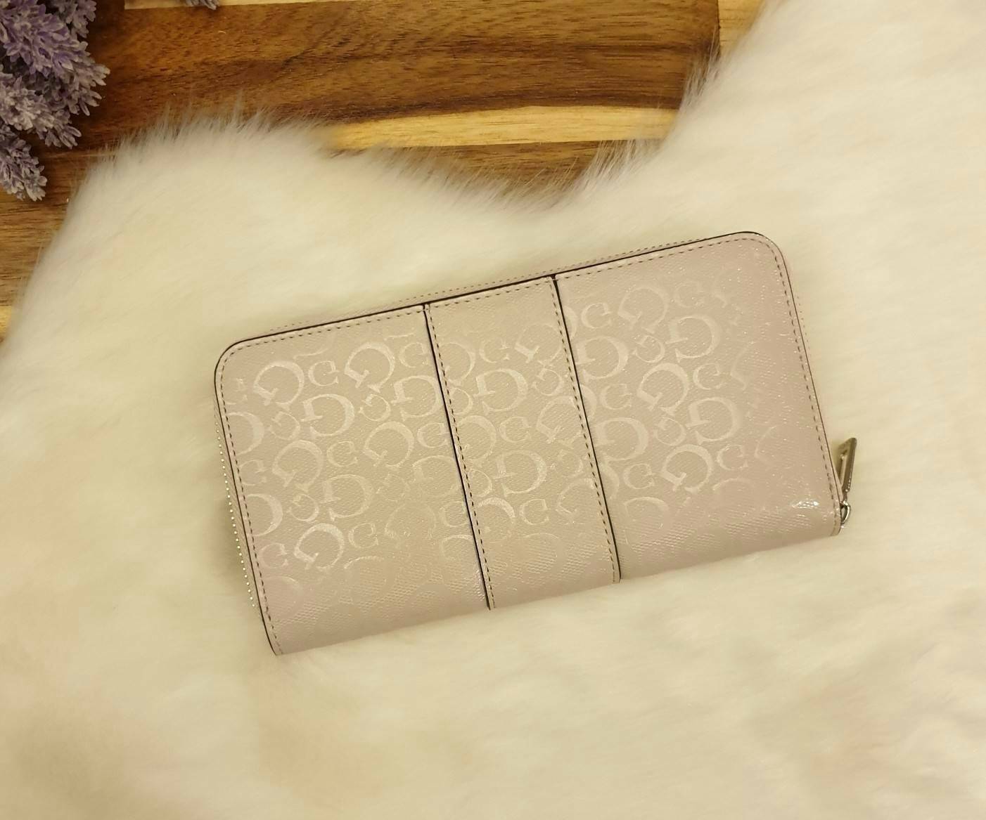 GUESS FACTORY WOMEN'S ZIP AROUND LONG WALLET กระเป๋าสตางค์หนังทรงซิปรอบลาย G ด้านหน้าติดโลโก้แบรนด์ด้วยโลหะสวยหรู ภายในมีช่องใส่ธนบัตร ช่องใส่บัตรหลายช่อง มีช่องซิปใส่เหรียญ สามารถใส่ไอโฟนพลัสได้ มีให้เลือกถึง 5 สี สวยคุ้ม น่าใช้มากๆค่า