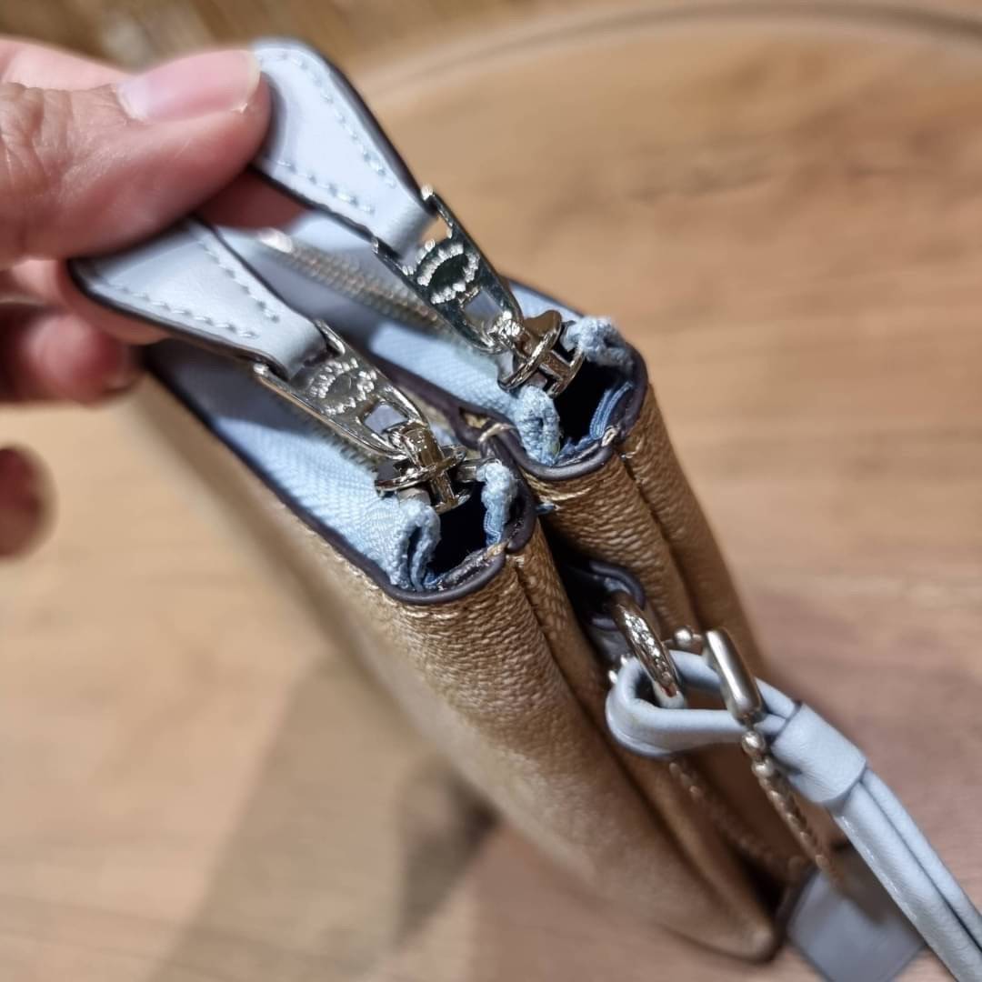 COACH F54057 DOUBLE ZIP WALLET IN SIGNATURE กระเป๋าคล้องมือ size L ใบนี้ใส่มือถือได้ทุกรุ่น ขนาดกำลังดี พกพาสะดวกมากๆ วัสดุหนังสังเคราะห์ ภายในเป็นผ้าสีสวยคม ใส่ธนบัตร ใส่บัตรได้เยอะ ใส่มือถือได้สบายๆทุกรุ่น ตอบโจทย์สาวๆที่ไม่ชอบพกเยอะวุ่นวายจ้า ใบนี้เอาอ