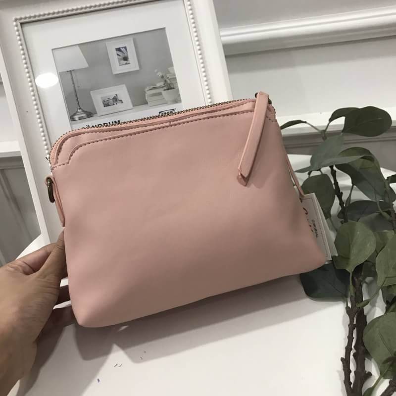 Cath Kidston soft leather crossbody bag ใหม่ล่าสุดจากแบรนด์ Cath Kidston ค่ะ กระเป๋าสะพายข้างหนังนุ่ม สีหวานโทนพาสเทล รุ่นนี้ขนาดกำลังดีค่ะ ตัวกระเป๋าแบ่งออกเป็นสองสัดส่วน สามารถจัดระเบียบของได้ดีค่ะ ภายในบุผ้าลายดอกไม้ตามสไตล์ของแบรนด์นี้ค่ะ รุ่นนี้มีสาย