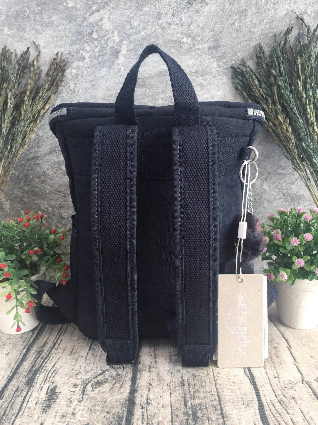 กระเป๋าเป้ Blakeney ไซส์ S จาก KIPLING ที่ออกแบบมาสำหรับผู้หญิง มาพร้อมดีไซน์เบาะรองรับหลัง ซึ่งเหมาะสำหรับ active lifestyle สามารถเก็บของได้อย่างจุใจแต่มีน้ำหนักเบา รวมถึงมีคุณสมบัติกันน้ำช่วยป้องกันให้ของในกระเป๋าปลอดภัยไร้กังวล