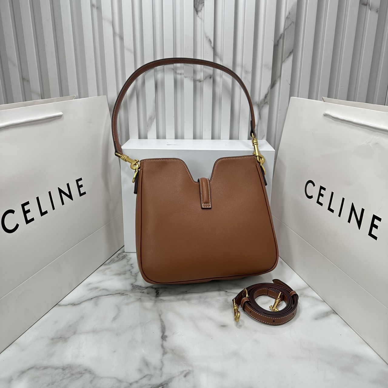 ORI หนังแท้ | CELINE SMALL CAMILLE 16 SOFT BAG IN SMOOTH LEATHER กระเป๋าสะพายรุ่นใหม่ล่าสุดของไลน์ 16 soft รูปทรงแบบโฮโบที่มาพร้อมดีไซน์ที่ใช้งานได้จริง หรูหราและโดดเด่น ฝาพับหนังกับตัวปิดแบบ Turnlock สีทองรูปทรงคล้ายอัญมณี