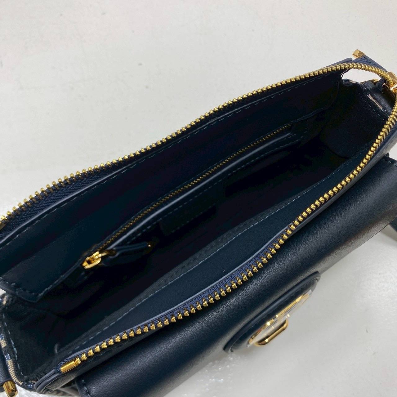 ORI หนังแท้ | DIOR Small 30 Montaigne Pocket Bag กระเป๋าสะพาย รุ่นใหม่สําหรับ Fall 2025 โดดเด่นด้วยลายเส้นอันงดงามและขนาดที่กะทัดรัด