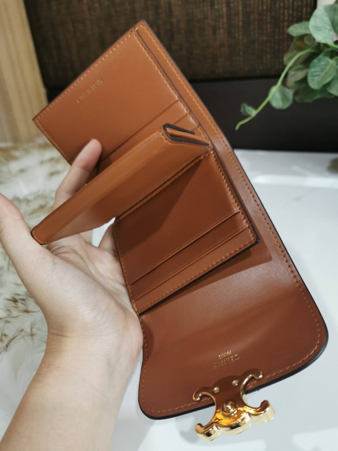 พรีเมี่ยมกิ๊ฟแท้ 100% 】CELINE SHORT WALLET VIP GIFT WITH PURCHASE (GWP) พรีเมี่ยมกิ๊ฟ Limited จาก CELINE HAUTE PARFUME DUTYFREE COUNTER วัสดุ Triomphe Canvas หนังสวยอยู่ทรงปั้มโลโก้