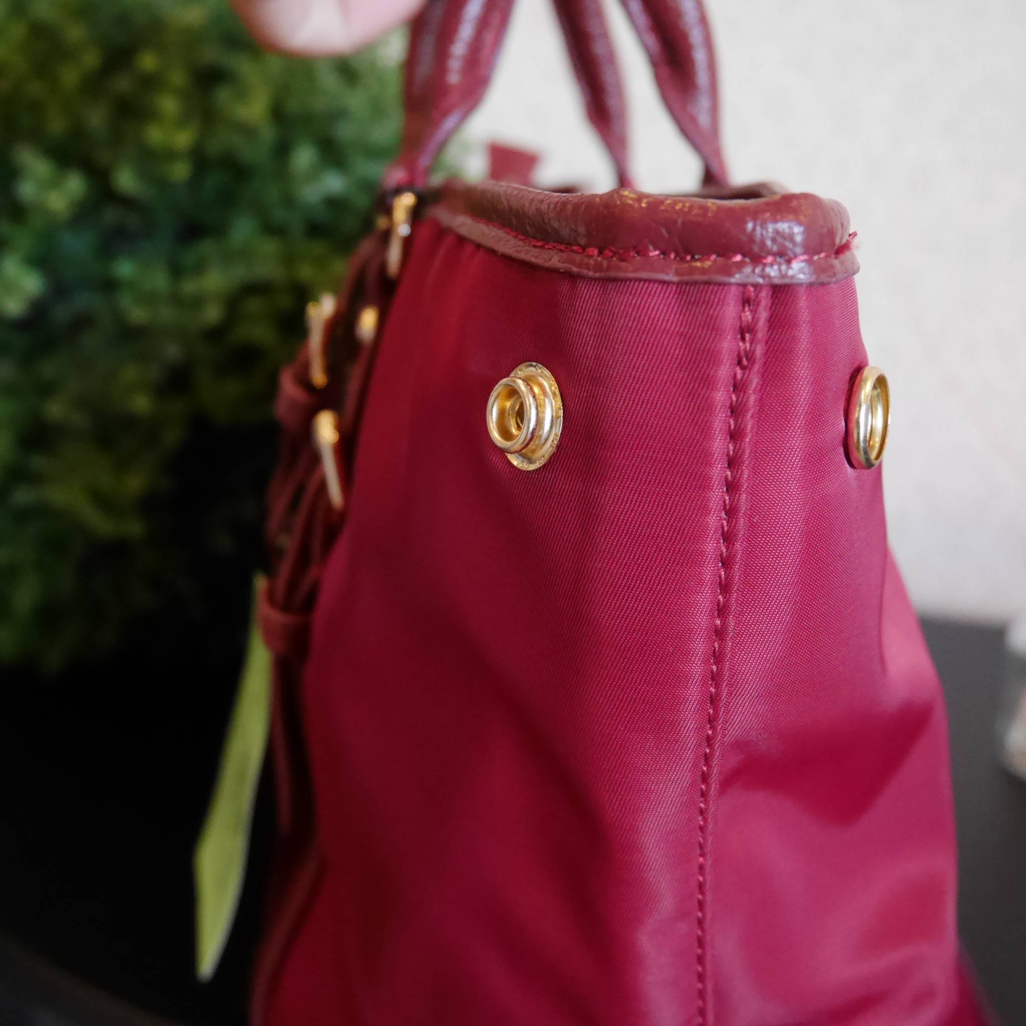 สาวๆที่มองหา กระเป๋าสะพายสวยเก๋ **ที่ใช้ได้ทุกวัน 👧👧 ทางร้าน ขอแนะนำ งานพรีเมี่ยมกิ้ฟ จากเคาเตอร์ต่างประเทศค่ะ รุ่น Limited edition ค่า กระเป๋าสะพาย จากแบรนด์ PRADA เป็น กระเป๋าผ้าไนล่อน สลับหนัง สะพายไหล่ได้ สามารถปรับระดับที่สายสะพายไหล่