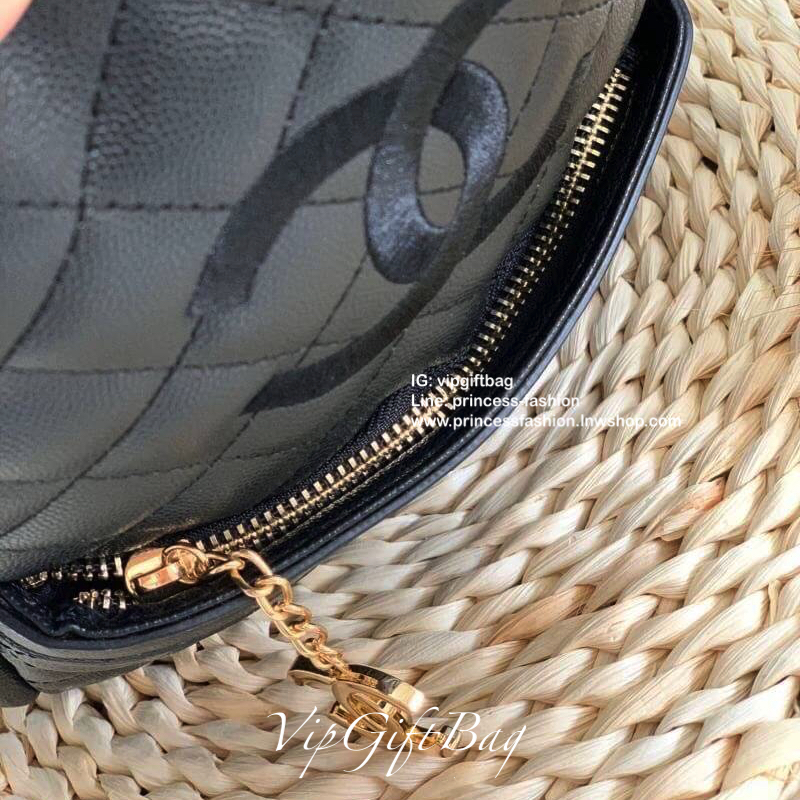 CHANEL CAVIAR BACKPACK (Premium gift bag) กระเป๋าสะพายหลัง วัสดุหนังคาเวียร์ ด้านหน้าปักโลโก้แบรนด์สวยงามมากๆค่ะ มีช่องซิปหน้าให้หนึ่งช่องพร้อมที่จับซิปเป็นอะไหล่แบรนด์ทอง หรูไปอีกนะคะ!! เปิดปิดช่องหลักแบบซิปหัวซิปปั้มแบรนด์ค่ะ ภายในกระเป๋าโล่งกว้าง ใส่ขอ