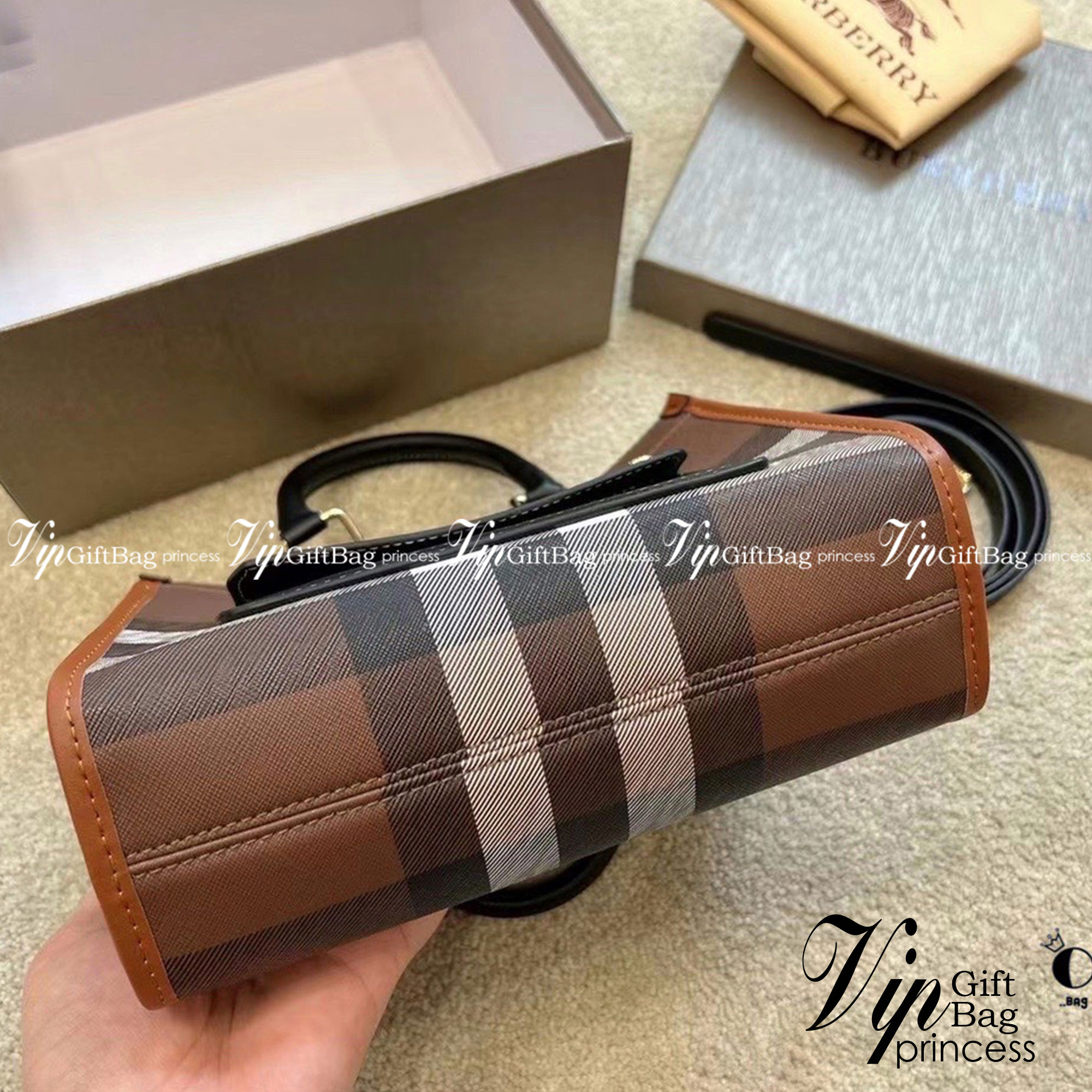 Burberry Check and Leather Mini Freya Tote / BURBERRY Mini Freya tote กระเป๋าสะพายทรงโท้ท โทนสีน้ำตาลดำวินเทจ รุ่นใหม่ล่าสุด ขนาดกำลังดีใช้งานง่าย มาพร้อมสายยาวใช้เป็น everyday look ได้เลยค่ะ