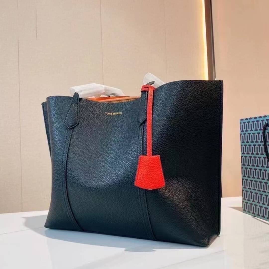 Tory Burch Perry Triple Compartment Tote Bag ออกแบบเพื่อเหมาะใช้งานได้ในชีวิตประจำวัน ใช้วัสดุผสมผสานช่วยให้กระเป๋าเป็นทรงสวยโดยยังคงคุณภาพนิ่ม สวยงามด้วยหนังวัวแท้ เรียบหรูและคลาสสิค สามารถใช้เป็น every day bag ภายในมีช่องแยกใช้งานอย่างชัดเจน ขนาดที่กำลั