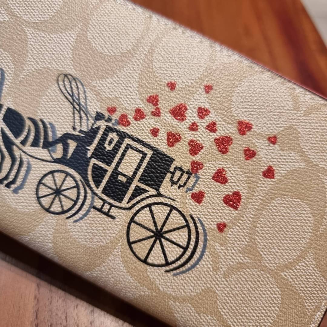 COACH ACCORDION ZIP WALLET IN SIGNATURE CANVAS กระเป๋าสตางค์ใบยาวนี้ที่เหมาะกับการใช้งานทุกรูปแบบ นอกจากเพิ่มความมั่นใจแล้ว ยังทำให้ชีวิตของเราง่ายขึ้นอีกด้วย โดยการเปิดปิดแบบซิปรอบ สามารถใส่ธนบัตร เหรียญ บัตรต่างๆได้หลายใบเลยทีเดียว ขนาดของกระเป๋าสามารถถ