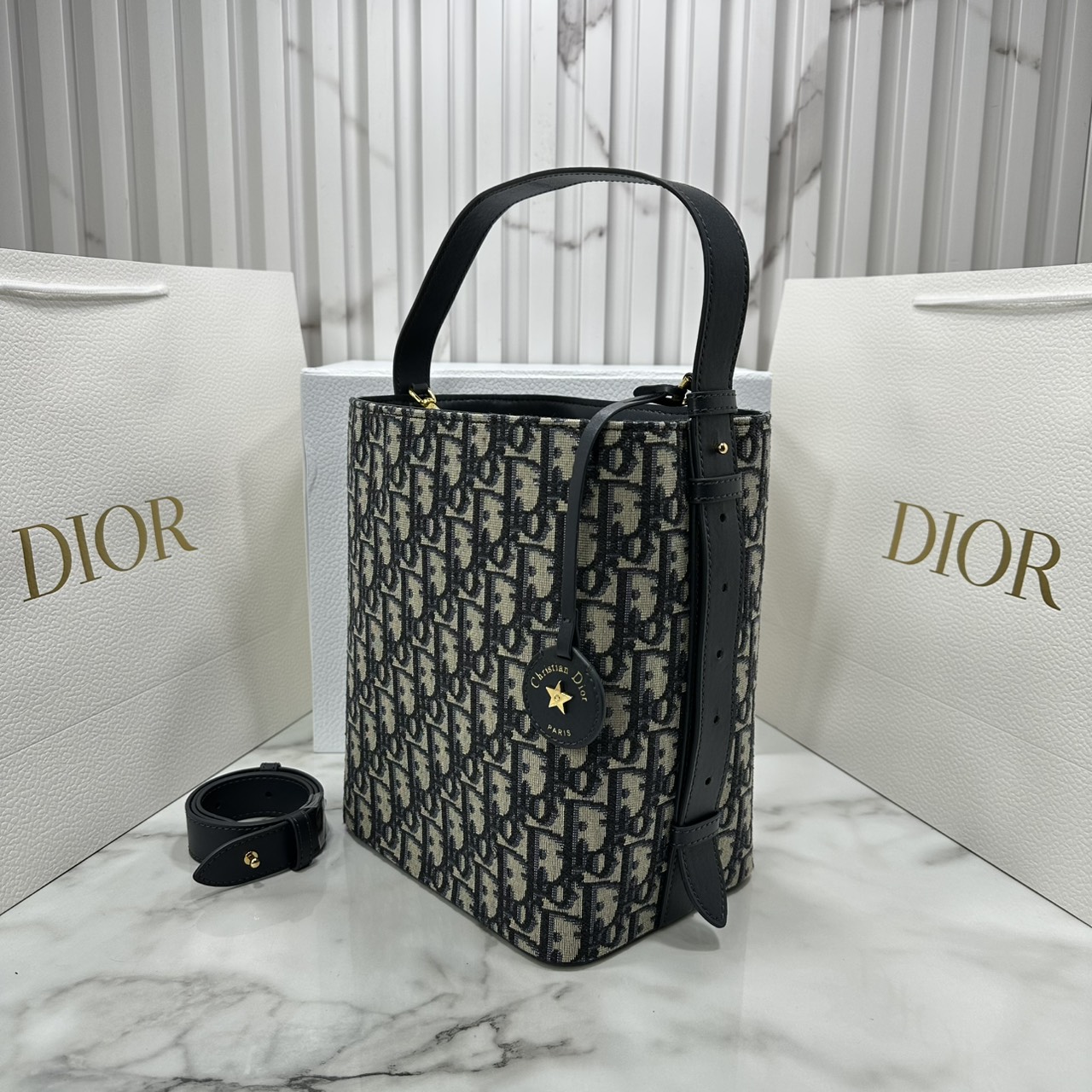 ORI หนังแท้ | DIOR Small Diorstar bucket bag Oblique jacquard fabric กระเป๋าสะพายทรงบัคเก็ต รุ่นใหม่ Cruise 2026 โดดเด่นด้วยดีไซน์ที่ง่ายต่อการใช้งานและมีประโยชน์ใช้สอยหลากหลาย