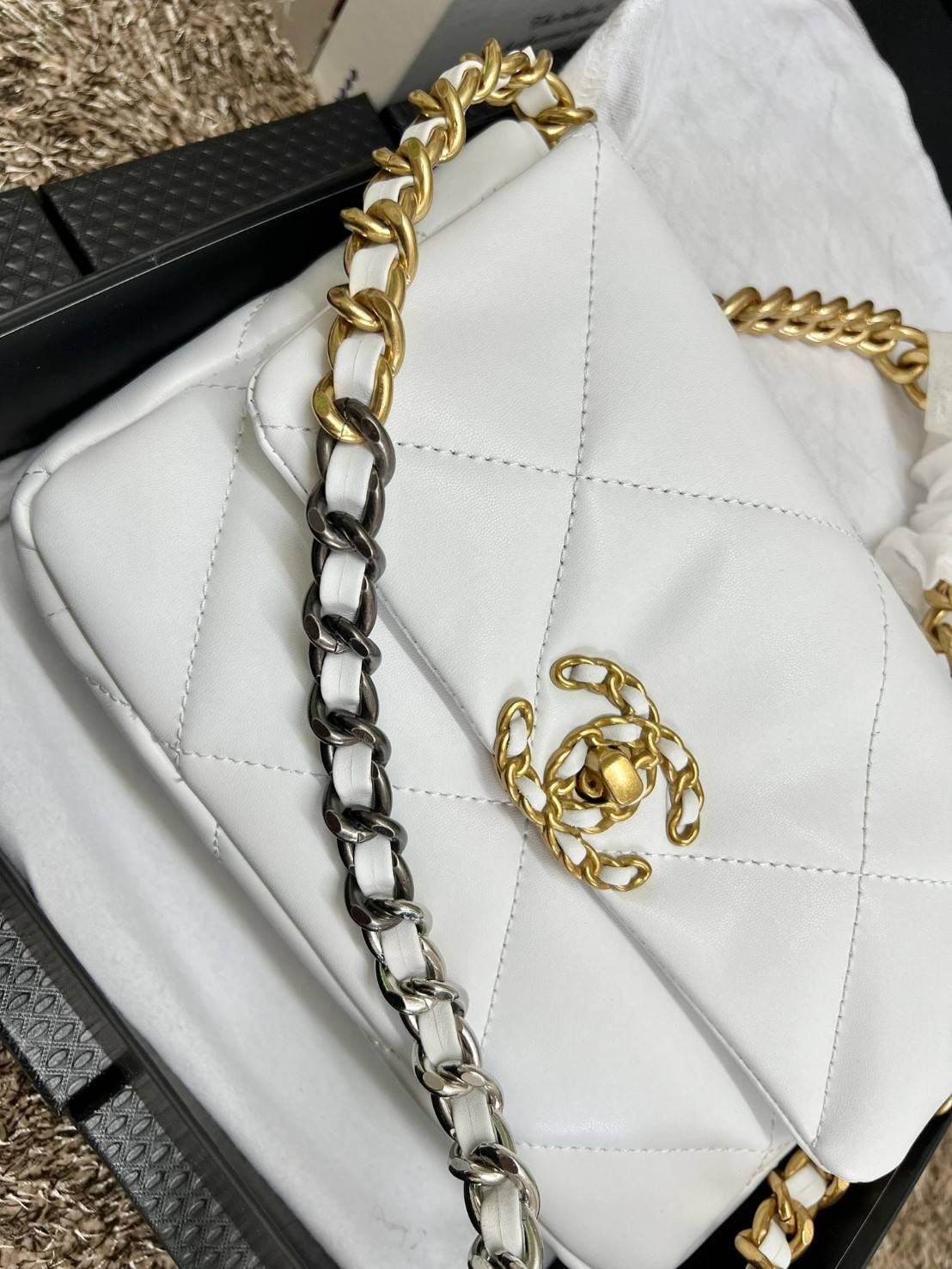 CHANEL 19 FLAP BAG / CHANEL LEATHER SHOULD BAG จำนวนจำกัด_หนึ่งในรุ่นที่สาวๆต้องมีค่า 🌟พร้อมส่ง ที่สุดของความคลาสสิค ห้ามพลาด ก่อนหมดค่ะ! กับกระเป๋าที่สามารถหิ้วได้