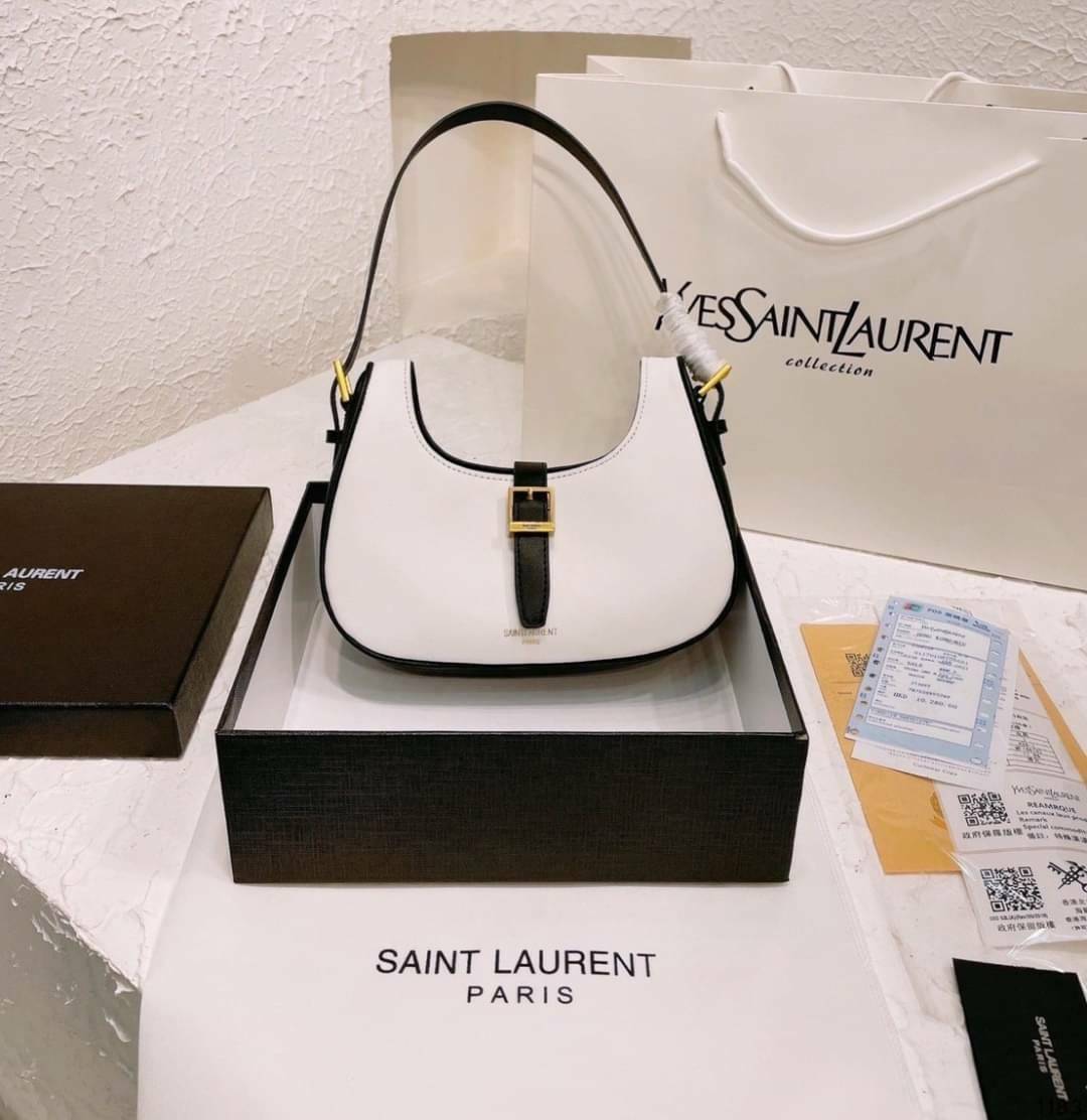 VIP 🥂 YSL HOBO LE FERMOIR / Yves Saint laurent le fermoir hobo bag in shiny leather กระเป๋าสะพายไหล่ ดีเทลหรู สวยครบทุกมุม ตอบโจทย์สาวๆทุกไลฟ์สไตล์ เพราะใช้งานได้ง่ายและสะดวก สัมผัสดีงามมากๆ น้ำหนักเบา ดูแพงที่สุด ปากกระเป๋ามีสายคาด กันของหล่นได้ร