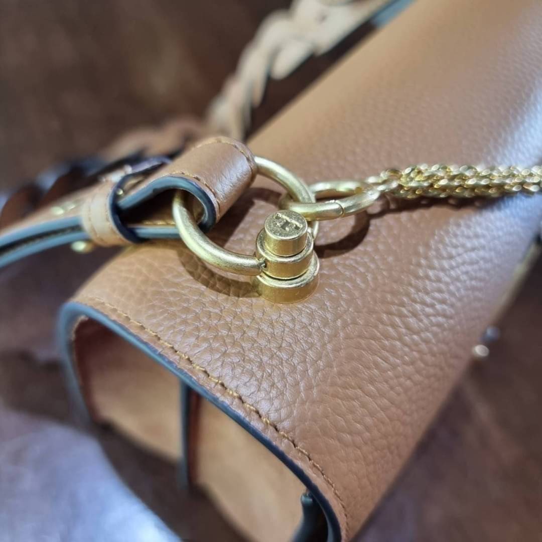 TORY BURCH MILLER SHOULDER BAG รุ่นยอดนิยม รุ่นหายาก รุ่นที่สาวๆตามหา ใบนี้เลย!! สวยหรู ผู้ดีทุกสี กระเป๋าสะพายไหล่ ดีไซน์อยู่ทรง คลาสสิคแฝงความหรูด้วยโลโก้สีทองอร่ามโดดเด่น วัสดุหนัง pepble สลับหนังวัวแท้ เปิด-ปิดด้วยกระดุมแม่เหล็ก ภายในโล่งกว้างมาก แบ่ง