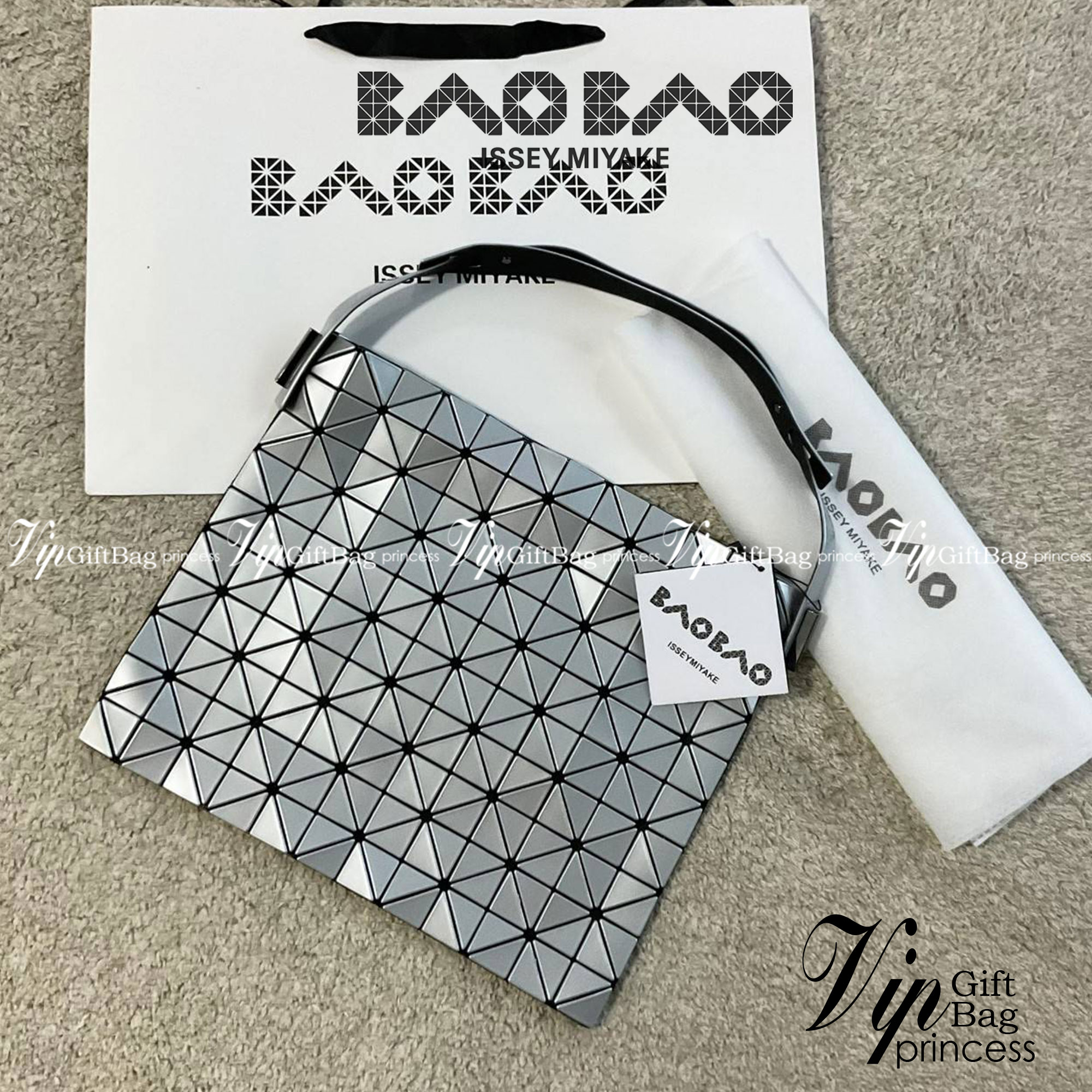 รุ่นใหม่ล่าสุด! พร้อมส่งที่ไทย! BAO BAO ISSEY MIYAKE BAGUETTE HANDBAG (LARGE) กระเป๋าสะพายไหล่จากทรงสวย วัสดุ 100% POLYVINYL CHLORIDE ด้านในใส่ของได้กำลังดีเลย ใส่ไอแพดมินิ กระเป๋าสตางค์ยาวได้ สมุดโน้ตได้สบายเลย วัยทำงานหรือวัยนักศึกษา อย่างน้อยต้องมีแบรน