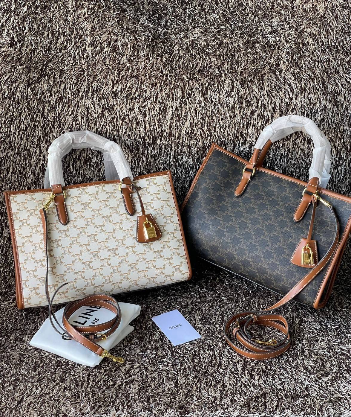 Celine Horizontal Cabas In Triomphe Canvas / Celine tote bag สายชอบพกของเยอะ ต้องหยิบของในกระเป๋าบ่อย รุ่นนี้ก็เป็นอีกตัวเลือกที่น่าสนใจค่ะ เพราะนอกจากจะจุของได้เยอะแล้วดีไซน์ยังเรียบสวยมีกลิ่นอายความวินเทจ อีกทั้งขนาดกระเป๋าใหญ่กำลังดีไม่เกะกะ เคลื่อนไหว