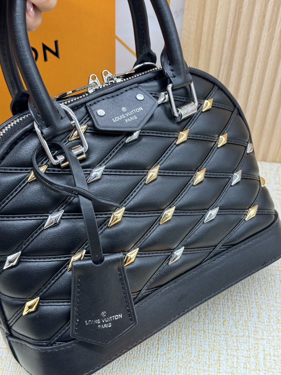 LV Alma BB handbag with a diamond Luxury Malletage Leather Bag กระเป๋าถือสะพาย เกรดออริ 1:1